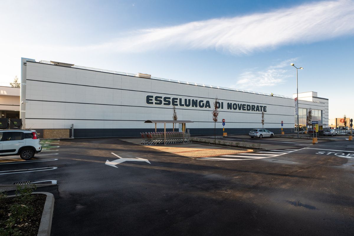Esterno del supermercato Esselunga di Novedrate. Parcheggio e carrelli visibili.