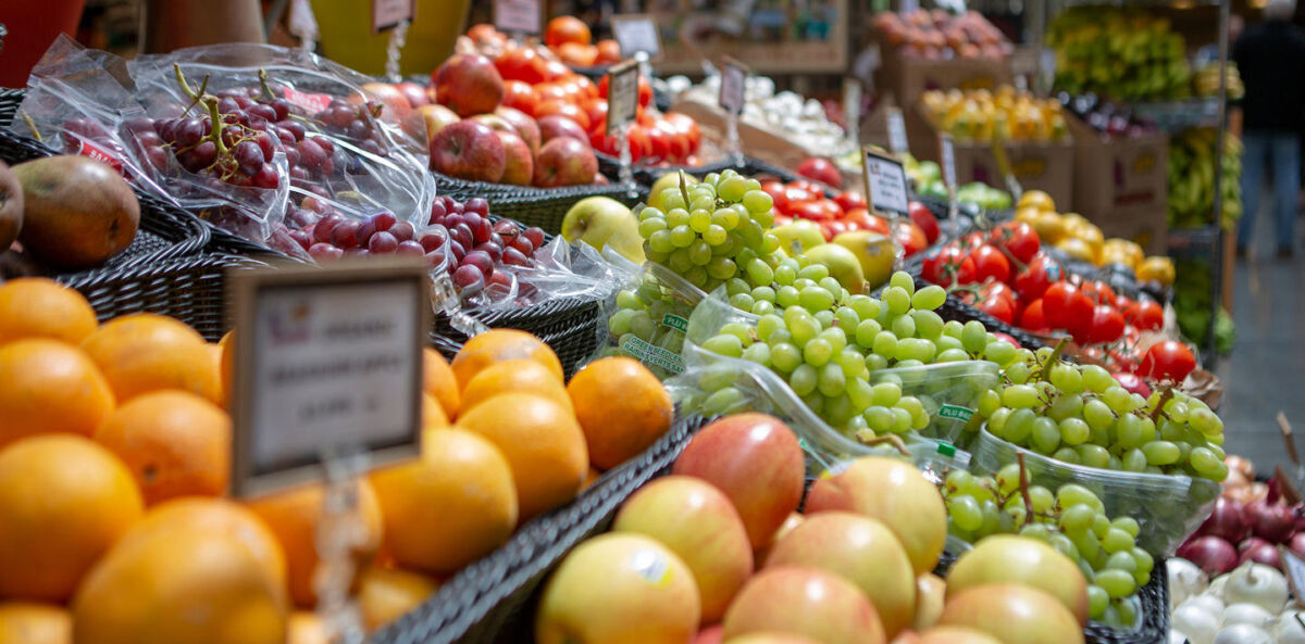 Bozza automatica: Frutta fresca al mercato. Uva, arance, mele e pomodori.