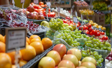Bozza automatica: Frutta fresca al mercato. Uva, arance, mele e pomodori.