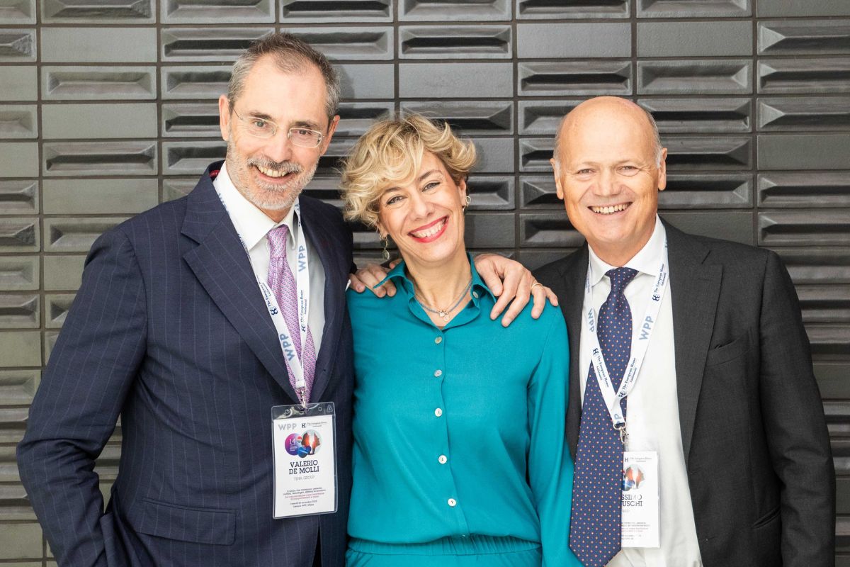 Forum WPP TEHA Group 2025: relatori sorridenti. Comunicazione e società del futuro a confronto.