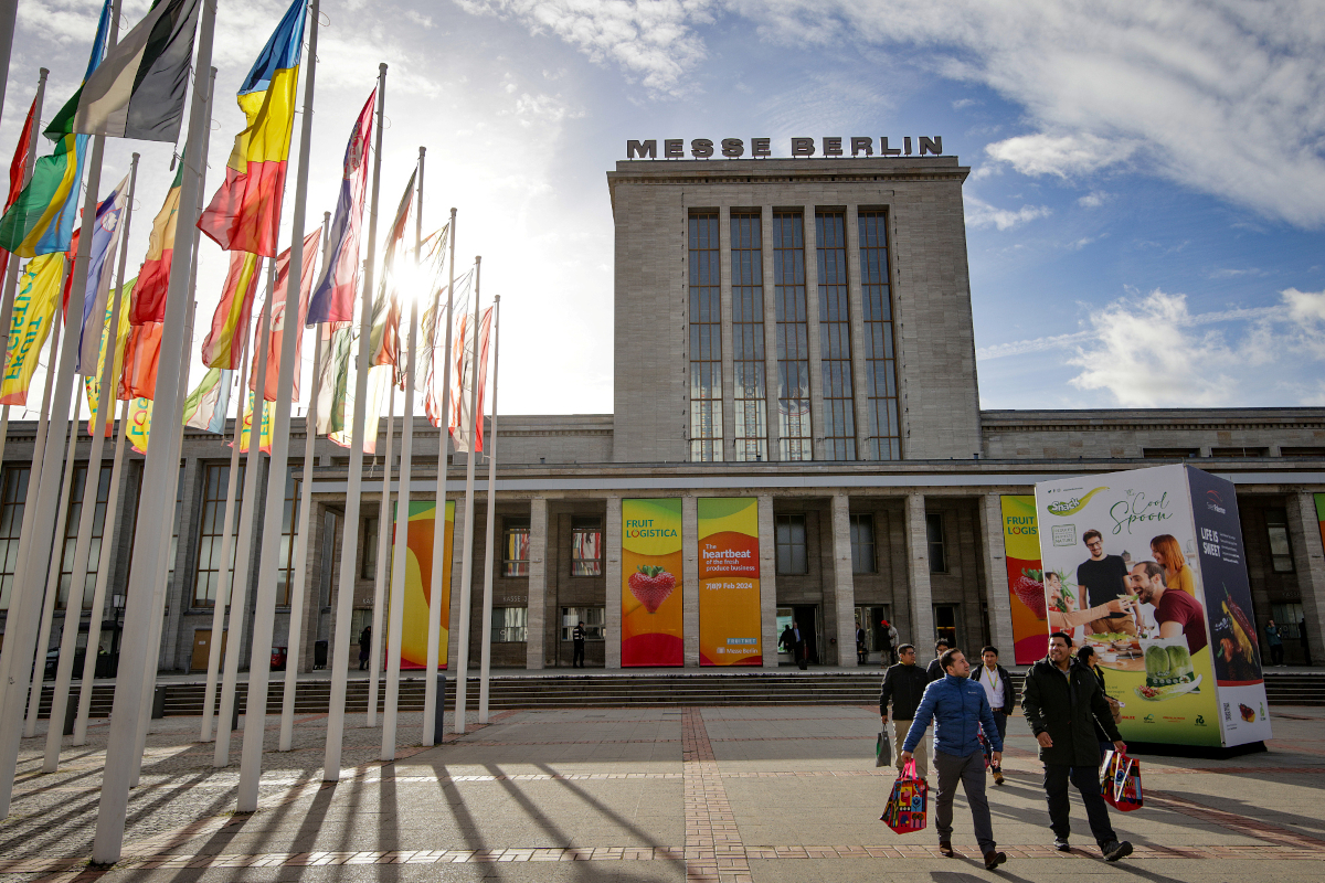 Fruit Logistica 2026 a Messe Berlin. Bandiere, persone e stand. Fiera internazionale ortofrutticola a Berlino.