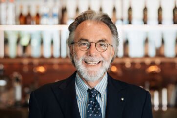 Gruppo Branca: uomo sorridente in giacca e cravatta. Bilancio di Sostenibilità 2024.