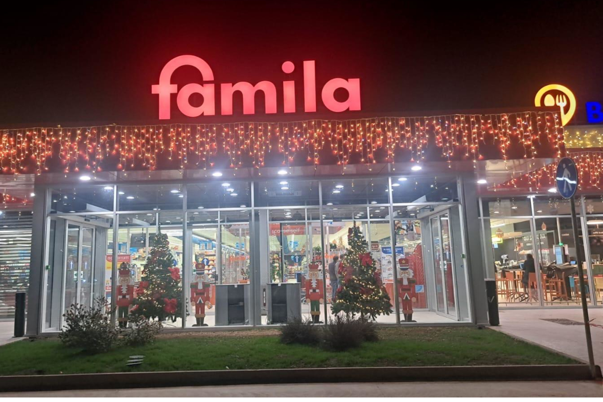 Esterno del Famila Superstore a Caserta. Insegna luminosa, decorazioni natalizie. Riapertura negozio.