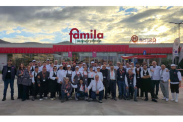 Team Famila Superstore Caserta. Inaugurazione nuovo supermercato, foto gruppo collaboratori.
