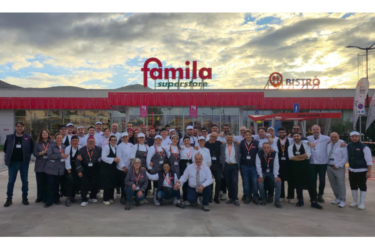 Team Famila Superstore Caserta. Inaugurazione nuovo supermercato, foto gruppo collaboratori.