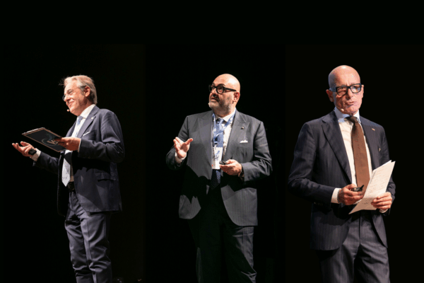 Tre relatori di Gruppo VéGé durante una conferenza. Obiettivi di crescita 2027.