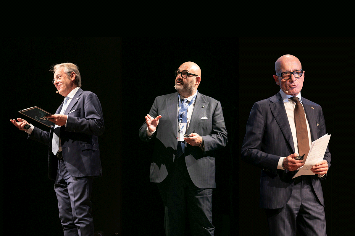 Tre relatori di Gruppo VéGé durante una conferenza. Obiettivi di crescita 2027.