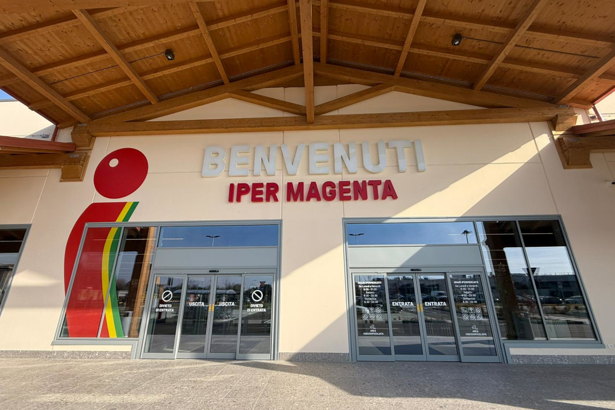 Entrata Iper La grande i di Magenta. Supermercato con insegna Benvenuti e porte scorrevoli. Finiper Canova, Shopping a Magenta.