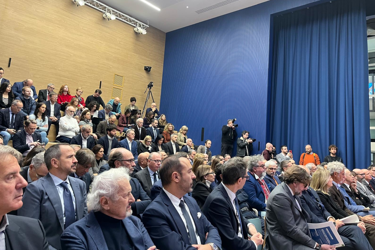 Barilla, BITE, ricerca&sviluppo, Pubblico ad evento. Sala conferenze con persone sedute, relatori e fotografi. Meeting aziendale.