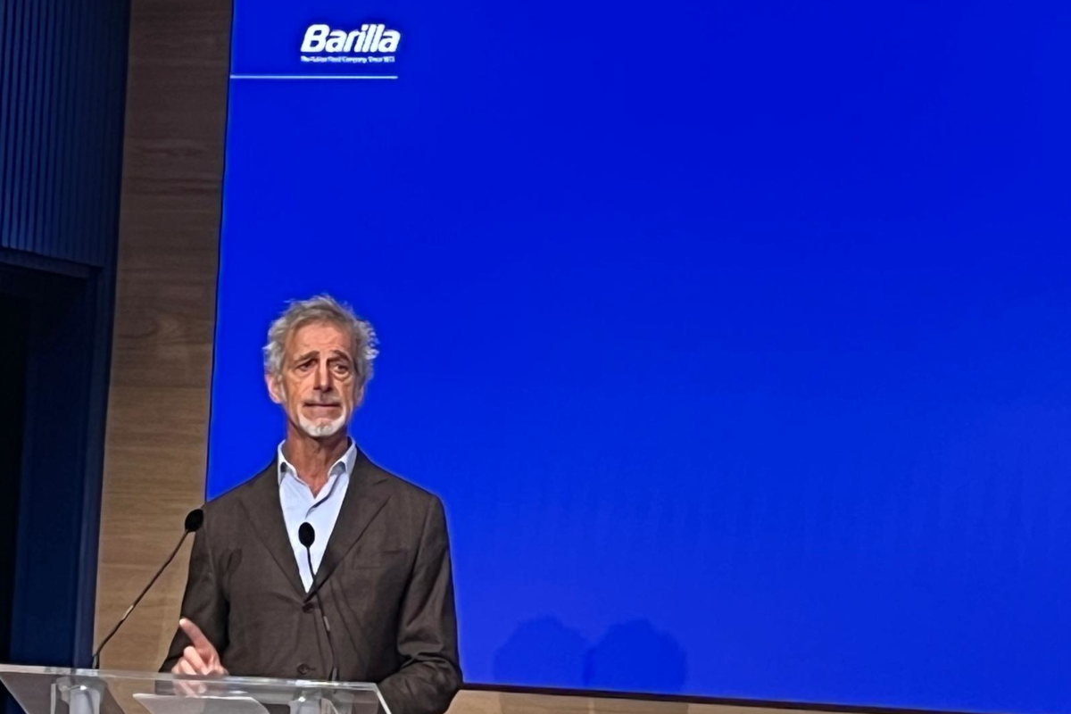 Conferenza Barilla: Guido Barilla al leggio con logo Barilla su sfondo blu. Evento aziendale Barilla