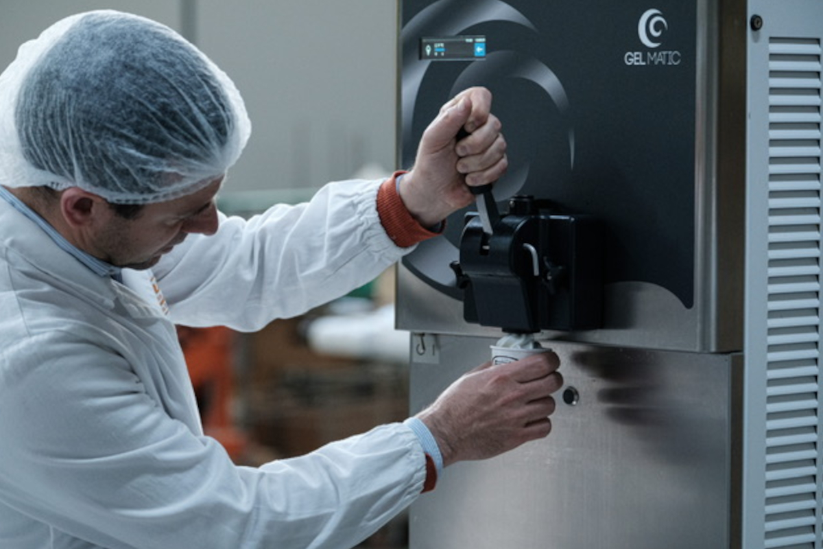 Produzione artigianale gelato: operatore usa macchina Gel Matic. Gelato Tonitto 1939, qualità e tradizione italiana-Tonitto 1939