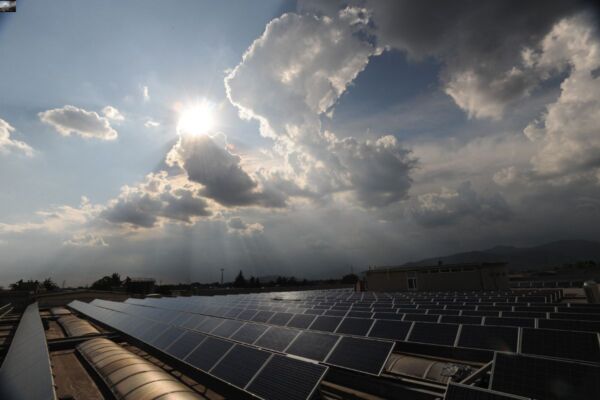 Pannelli solari Italcanditi per Bilancio Sostenibilità 2024. Energia solare e cielo nuvoloso.
