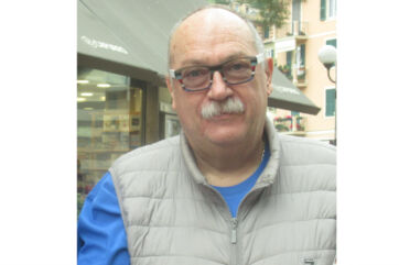 Maurizio Tossini, re della focaccia di Recco. Ritratto di Tossini con occhiali e gilet.