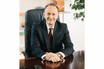 Maza del Gruppo Morato, acceleratore di crescita. Manager in giacca e cravatta.