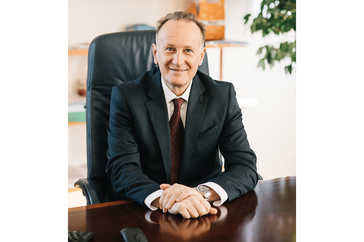 Maza del Gruppo Morato, acceleratore di crescita. Manager in giacca e cravatta.