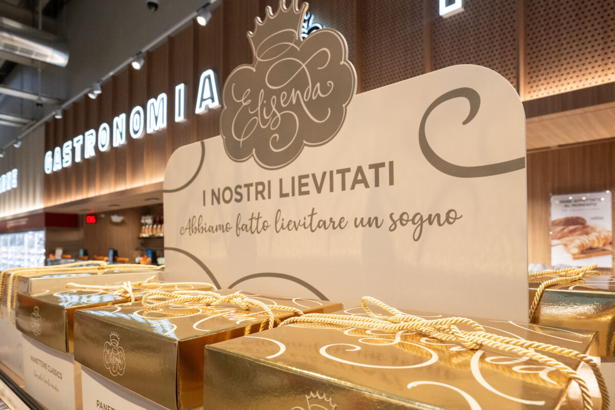 Esselunga Novedrate: reparto gastronomia, lievitati Elisenda in confezioni regalo dorate.