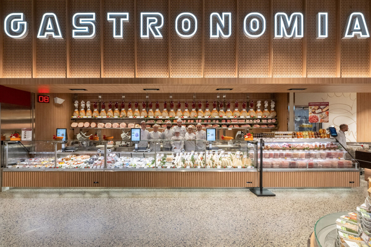 Gastronomia Esselunga Novedrate. Banco salumi e formaggi, personale al lavoro. Nuova apertura supermercato.