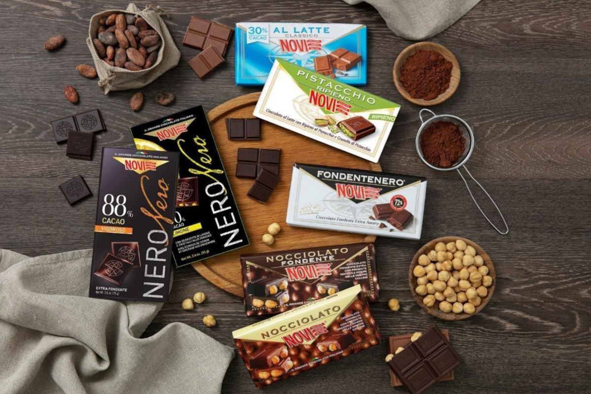 Assortimento di cioccolato Novi: tavolette, cacao, nocciole. Cioccolato al latte, fondente, pistacchio e nocciolato. Delizie italiane.