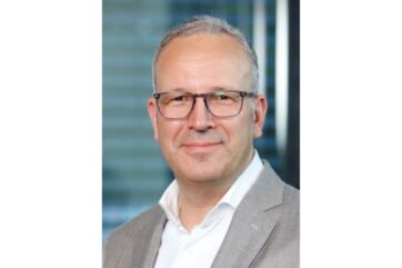 Arnd Riehl, nuovo CEO di PENNY Italia. Ritratto del manager con giacca grigia e occhiali.