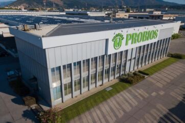 Sede di Probios Group a Calenzano (Firenze) con pannelli solari sul tetto e logo verde sull’edificio, simbolo dell’impegno dell’azienda per la sostenibilità ambientale.