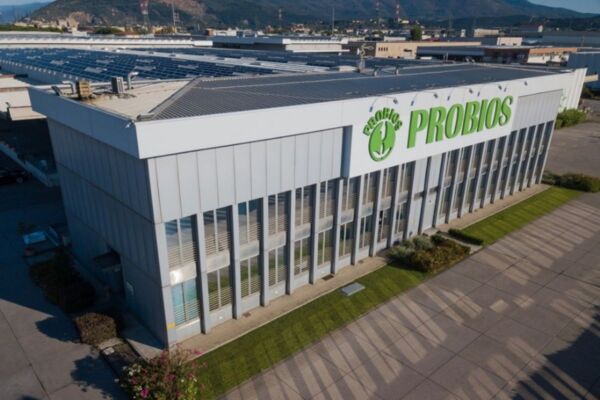 Sede di Probios Group a Calenzano (Firenze) con pannelli solari sul tetto e logo verde sull’edificio, simbolo dell’impegno dell’azienda per la sostenibilità ambientale.