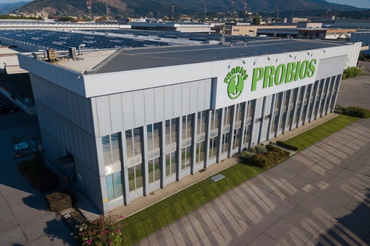 Sede di Probios Group a Calenzano (Firenze) con pannelli solari sul tetto e logo verde sull’edificio, simbolo dell’impegno dell’azienda per la sostenibilità ambientale.