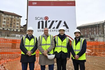 Scalo Nizza Torino: nuova area commerciale e residenziale. Persone con caschi e giubbotti.