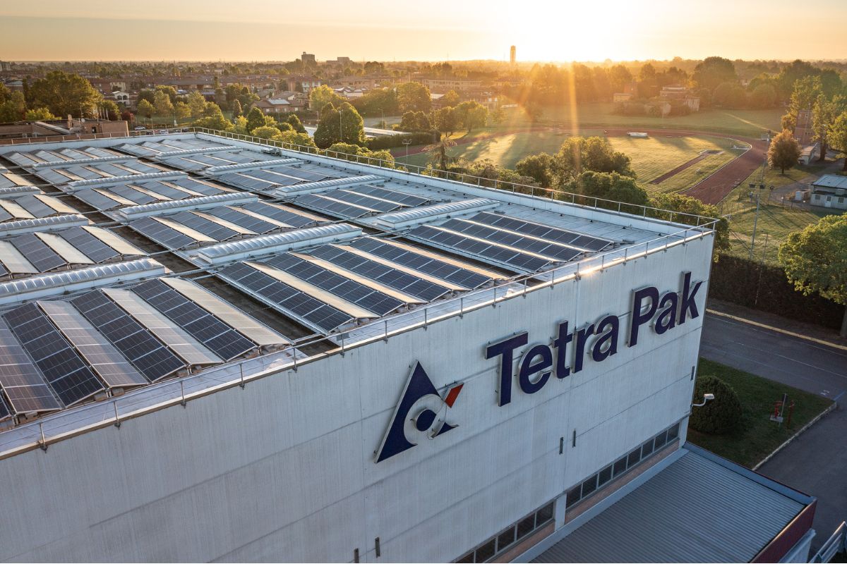Tetra Pak Italia: stabilimento con pannelli solari per sostenibilità e innovazione.