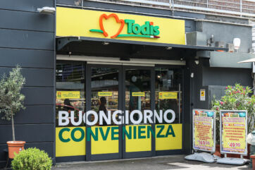 Entrata supermercato Todis. Insegna gialla, Buongiorno convenienza. Offerte e prezzi visibili.
