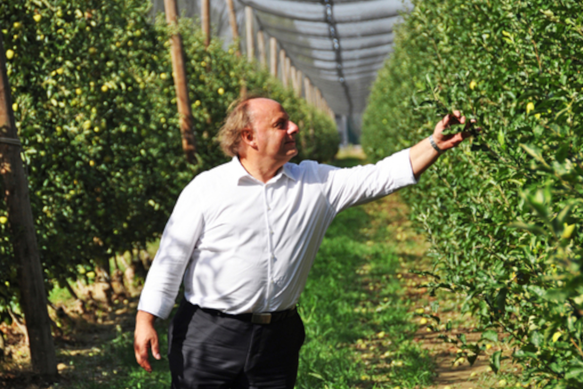 Gabriele Longanesi, CEO Futura Natura Nuova, tra i meleti. Report sostenibilità Futura Spa.