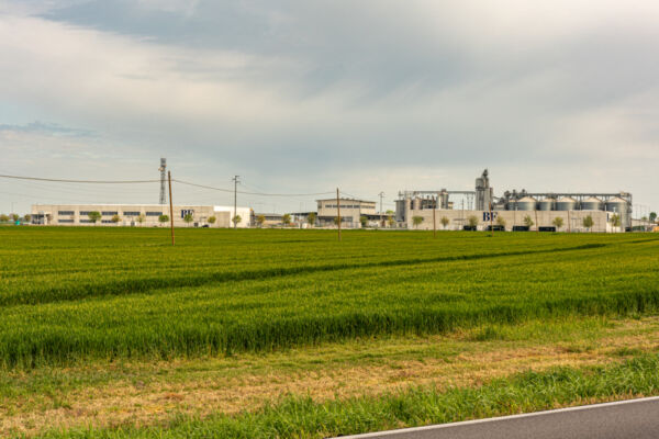 Stabilimento BF Spa a Jolanda di Savoia. Impianti industriali in campo agricolo.