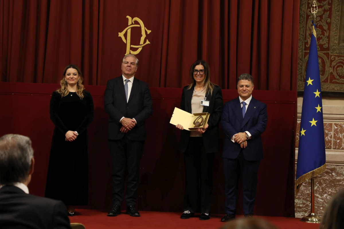 Beatrice Coati premiata alla Camera dei Deputati. Politici e bandiera UE.