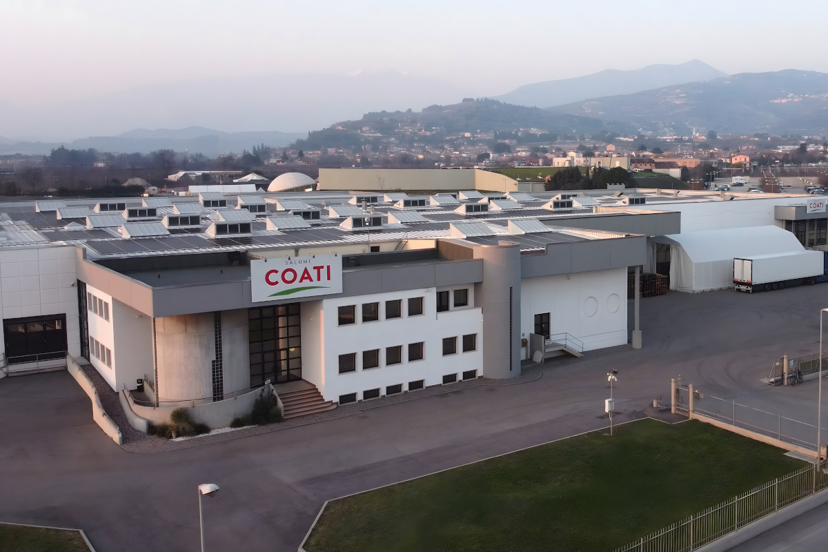 Sede Coati Salumi: stabilimento di produzione con pannelli solari. Azienda alimentare italiana, specializzata in salumi di alta qualità.