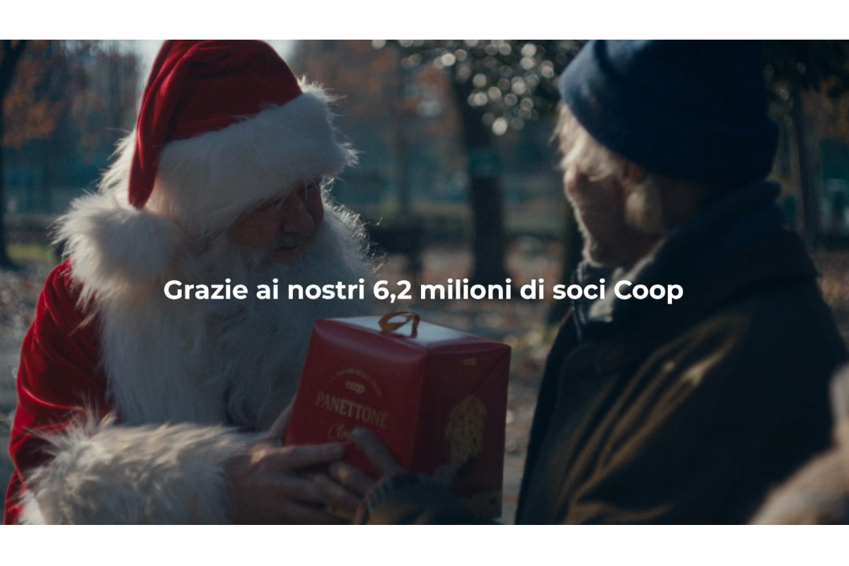Natale Coop: Babbo Natale dona panettone. Solidarietà e impegno sociale Coop.