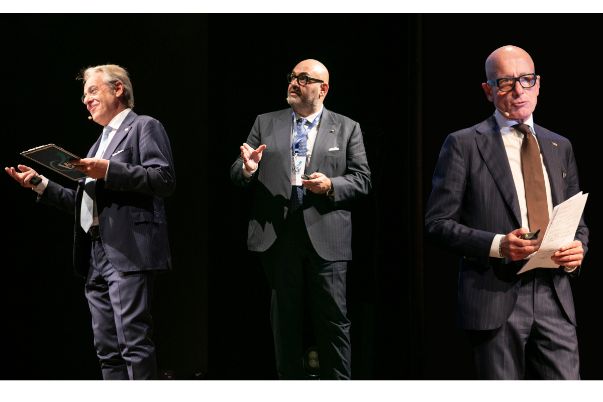 Tre dirigenti Gruppo VeGè sul palco. Giorgio Santambrogio, Giovanni Arena, Edoardo Gamboni. Evento aziendale.
