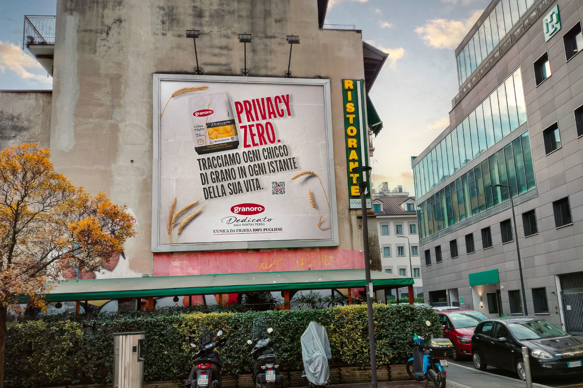 Cartellone pubblicitario Granoro pasta dedicata, Milano. Pasta 100% pugliese.