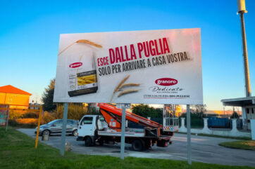 Cartellone pubblicitario Granoro Dedicato: pasta pugliese di grano duro. Slogan Dalla Puglia a casa vostra.