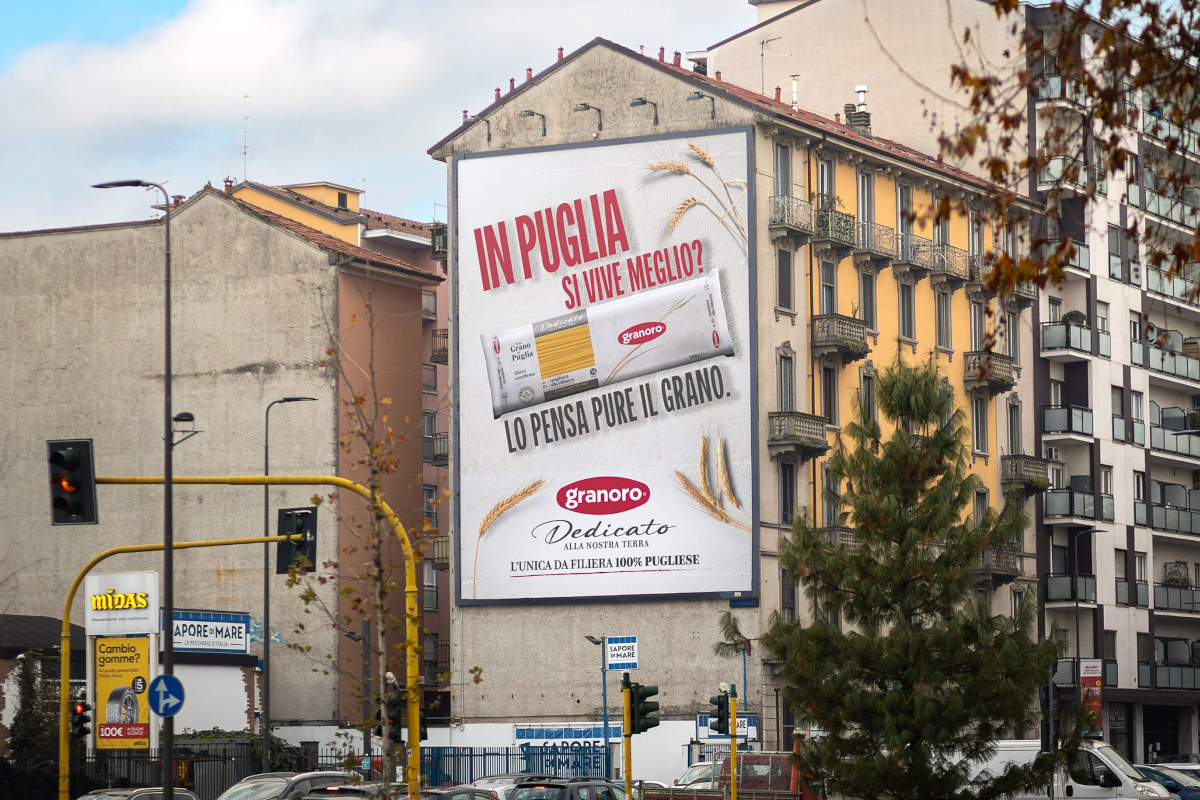 Maxi affissione Granoro a Milano. Pasta Dedicato 100% pugliese. In Puglia si vive meglio? Lo pensa pure il grano.