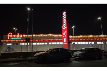 Ingresso Famila Superstore Galatina di notte. Insegna luminosa, parcheggio auto. Gruppo Megamark.