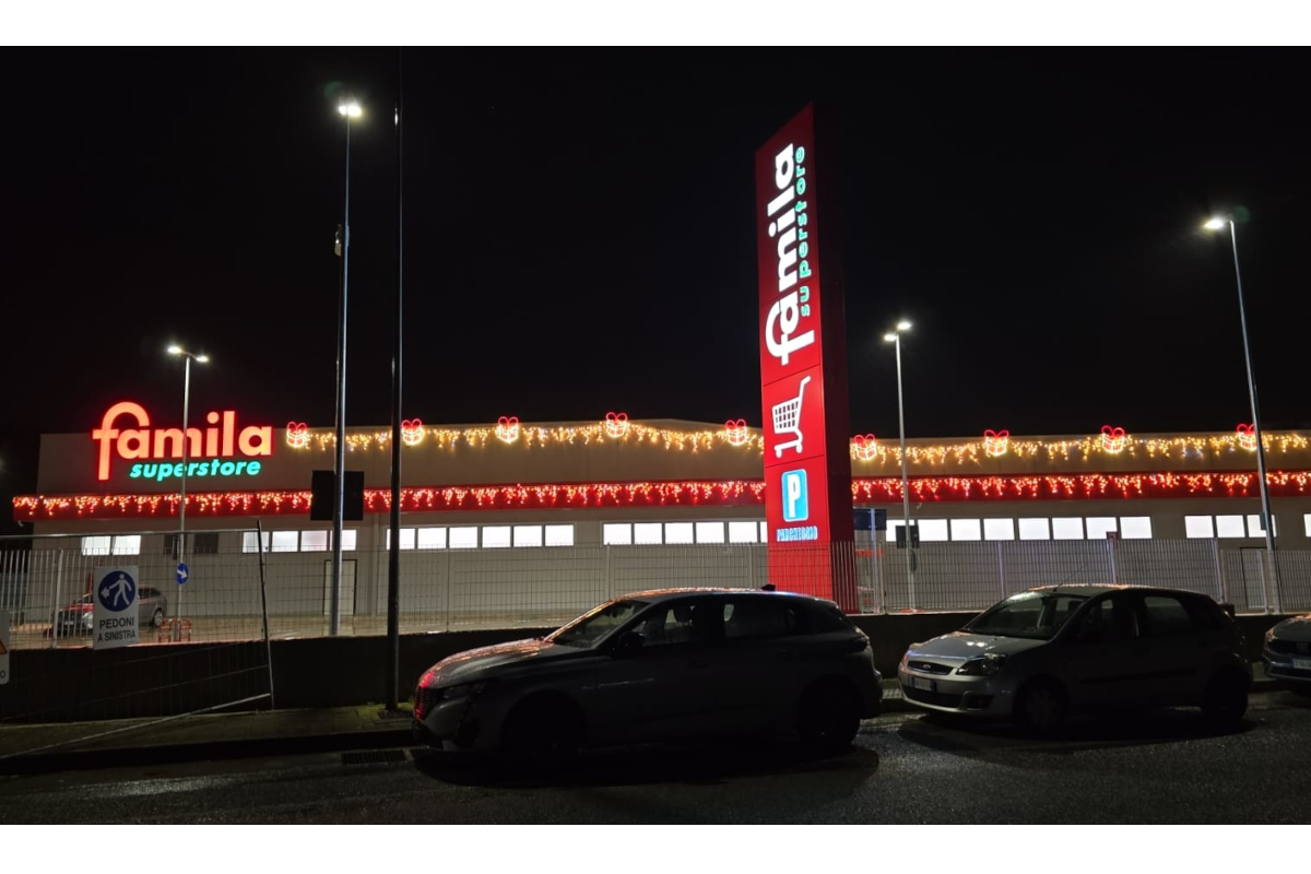 Ingresso Famila Superstore Galatina di notte. Insegna luminosa, parcheggio auto. Gruppo Megamark.
