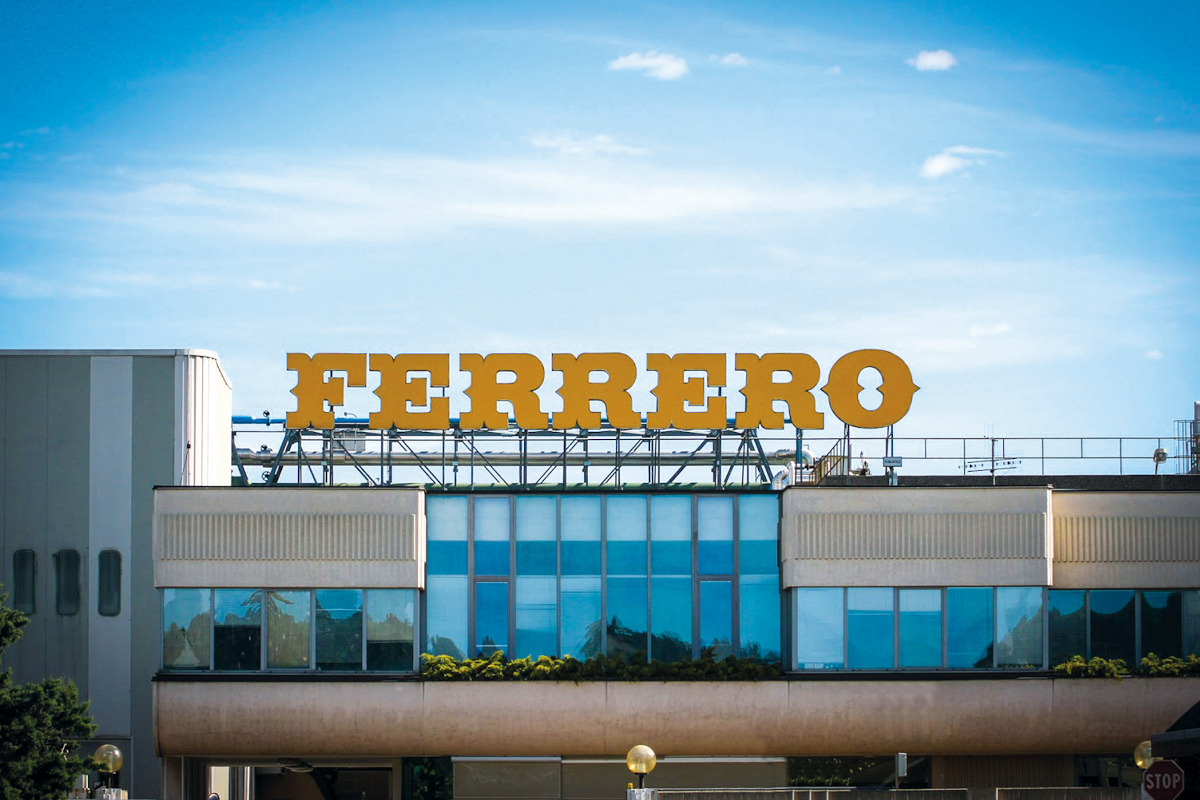 Stabilimento Ferrero di Alba. Fatturato Ferrero Italia in crescita. Marchio Ferrero in evidenza.