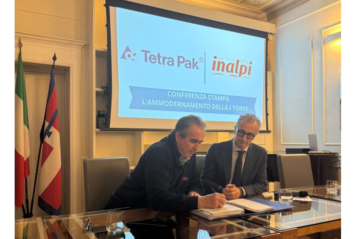 Accordo Inalpi-Tetra Pak per la torre delle proteine. Firme e loghi durante la conferenza stampa.