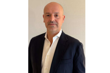 Ritratto di Marco Setti, Valsa Group. Manager in giacca blu e camicia bianca. Professionista, leadership.