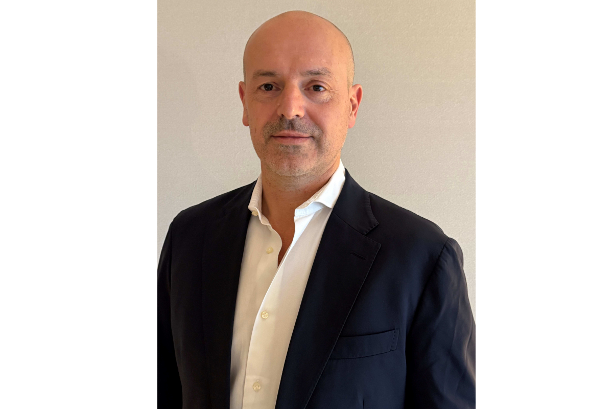 Ritratto di Marco Setti, Valsa Group. Manager in giacca blu e camicia bianca. Professionista, leadership.