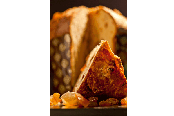 Primo piano di panettone artigianale con canditi e uvetta. Dolce natalizio italiano.