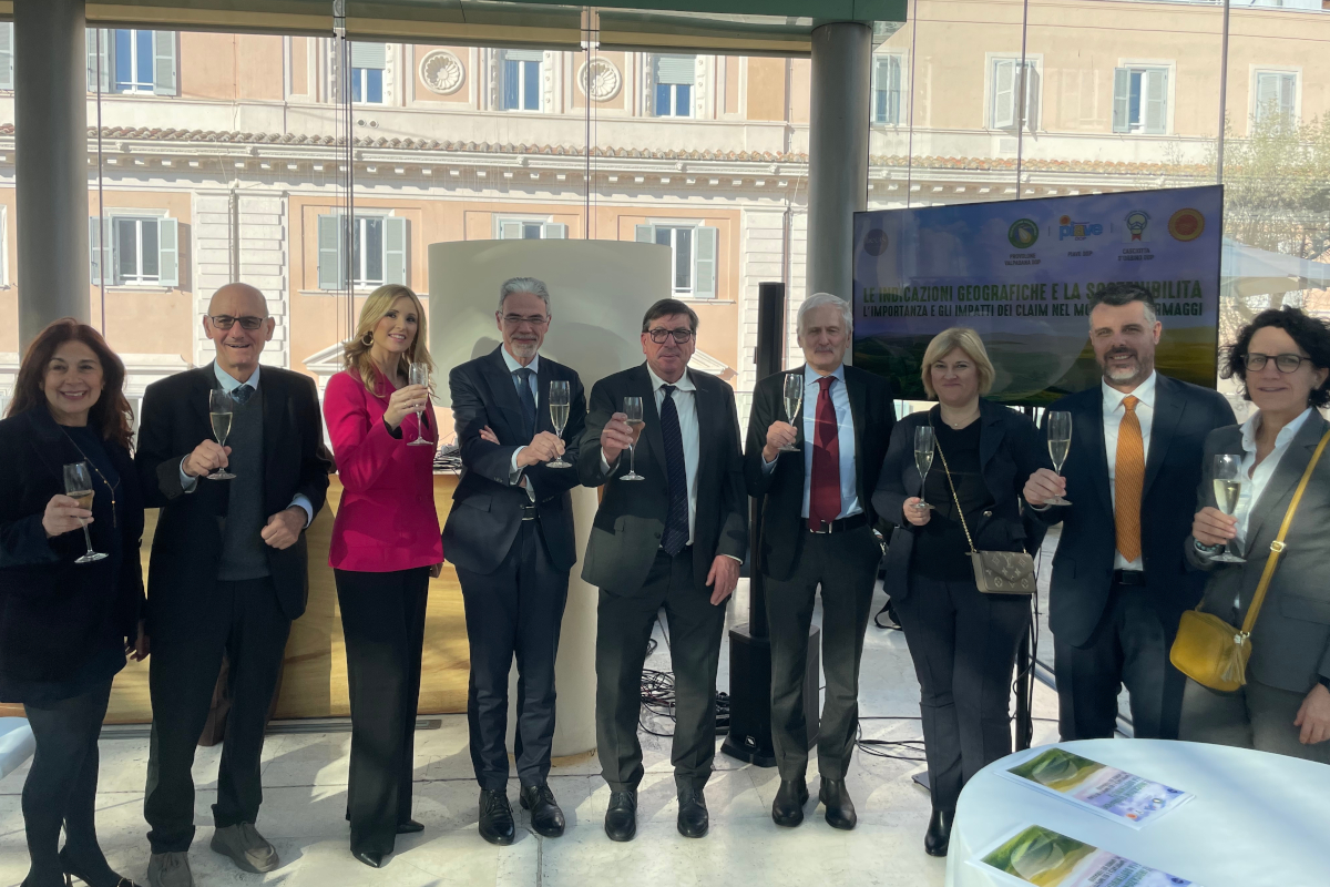 Presentazione report NielsenIQ sui formaggi italiani. Gruppo di persone brinda con champagne. Settore lattiero caseario.