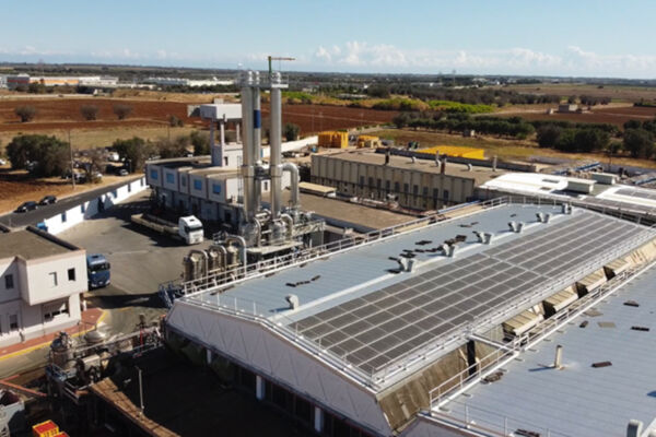 Stabilimento a Mesagne con impianto fotovoltaico ed evaporatore Thor. Vista aerea di fabbrica e pannelli solari. - Conserve Italia