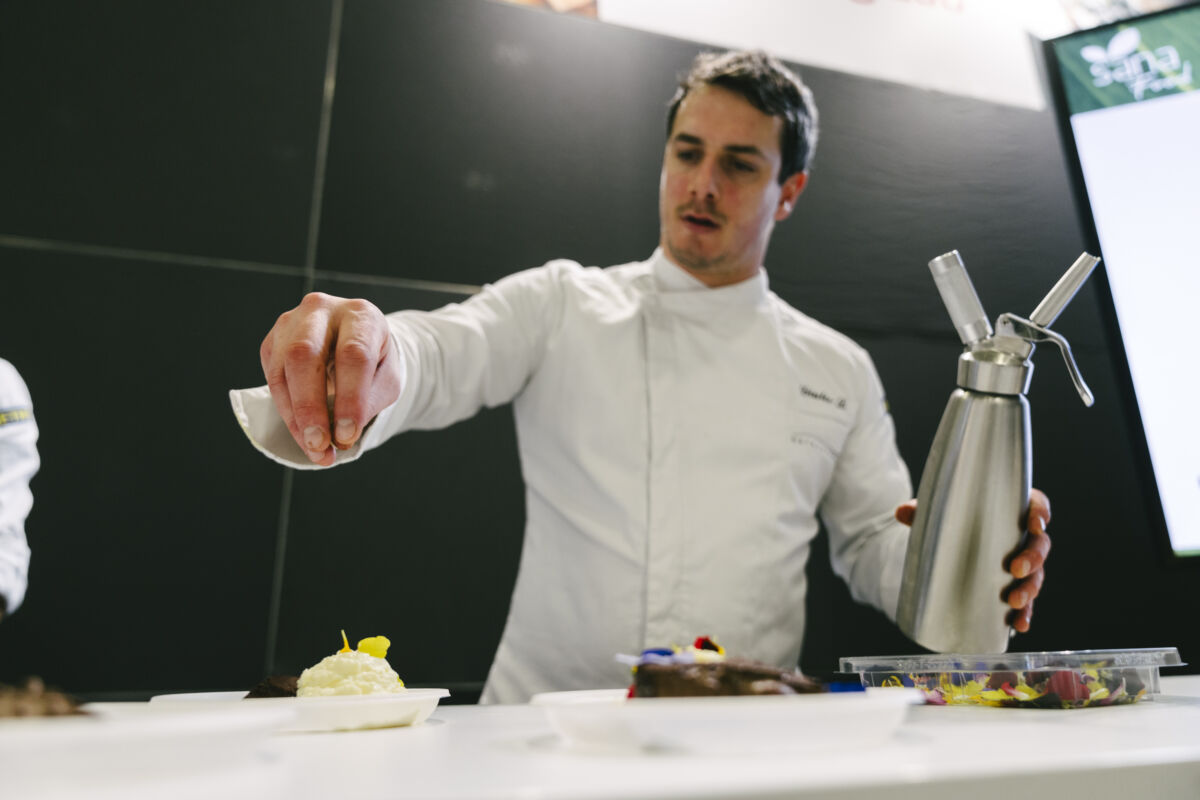 Chef prepara dessert a SANA Food. Cucina gourmet, alta cucina, evento culinario. Pasticceria creativa. #SANAfood #dessert #chef