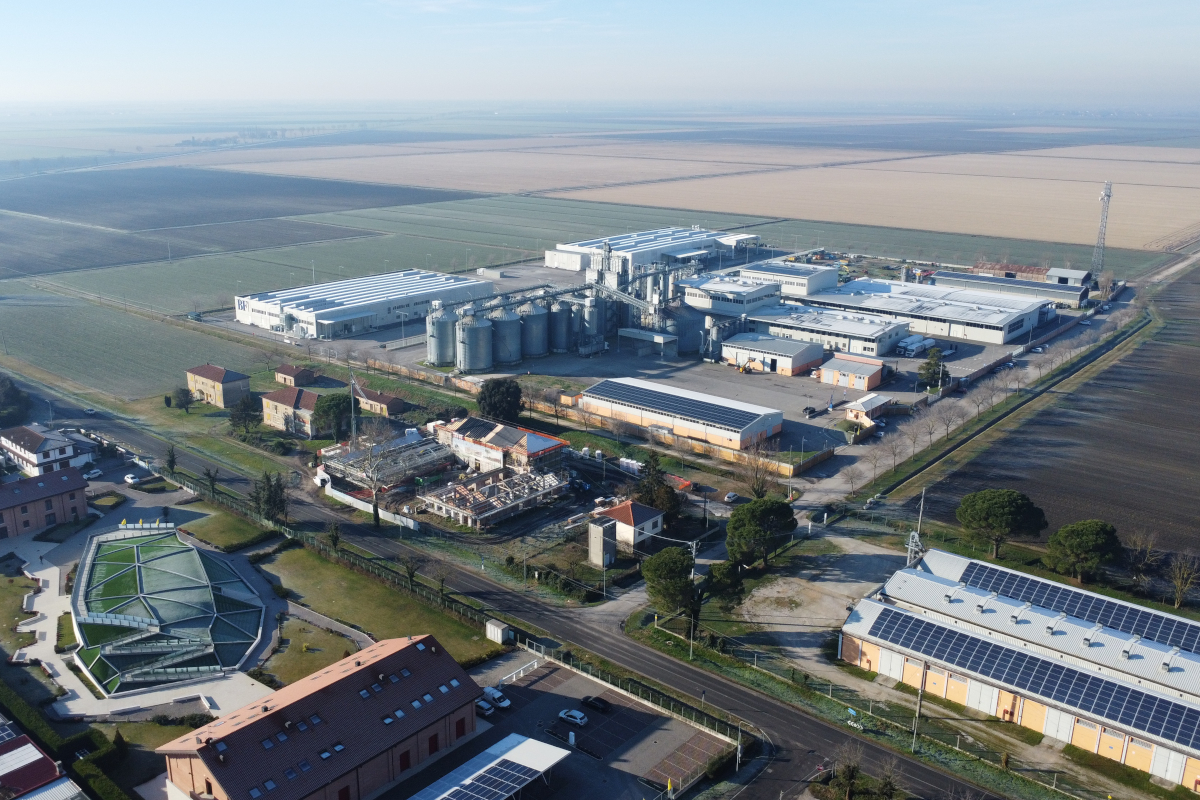 BF International: Vista aerea della sede F.lli Martini a Jolanda di Savoia. Campi, industria, campus.