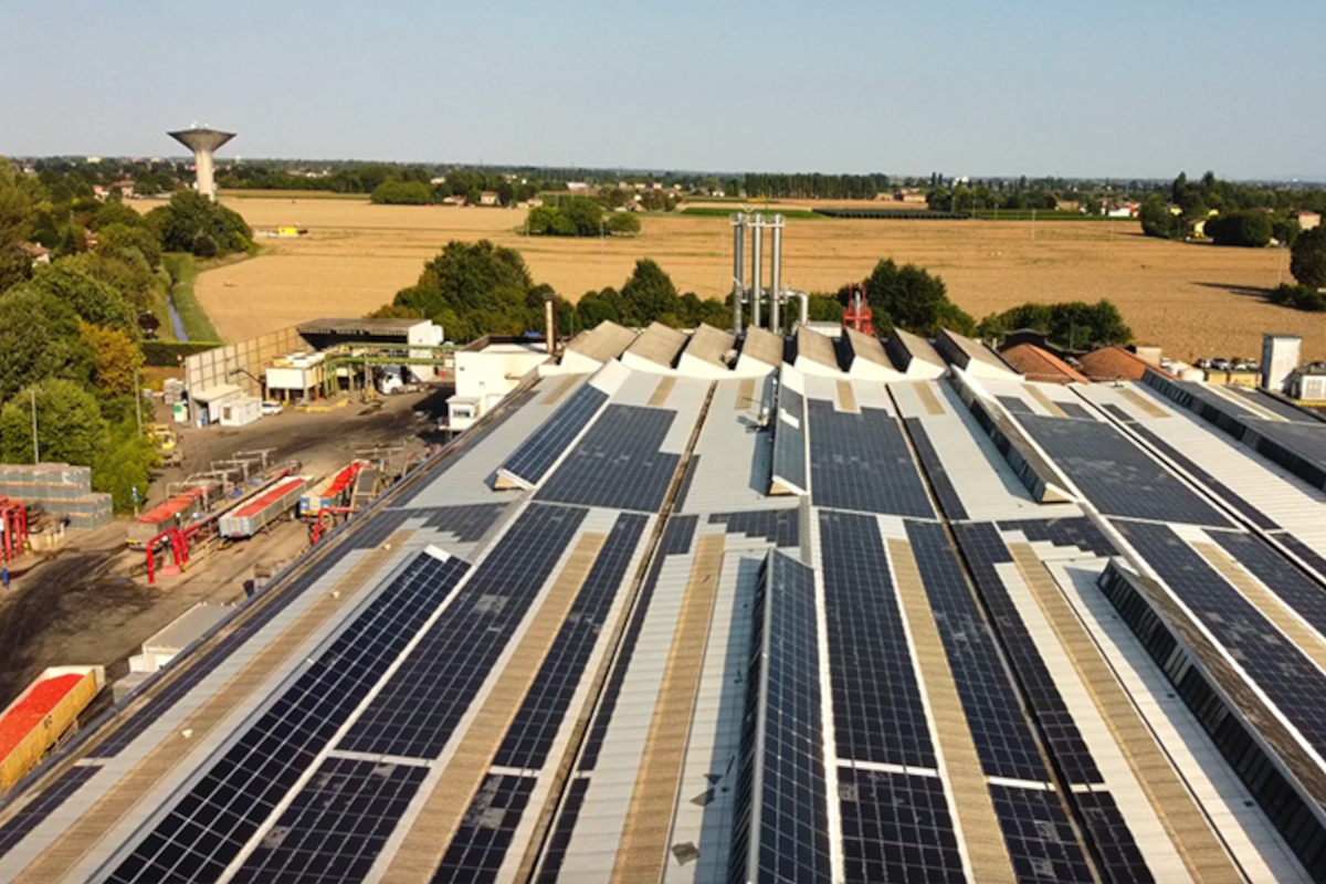 Pannelli fotovoltaici su tetto stabilimento a Ravarino. Energia solare, rinnovabile. - Conserve Italia